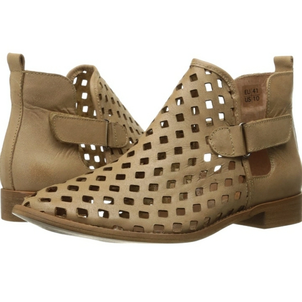 Musse & Cloud Caila Taupe Leather Ankle Booties‎